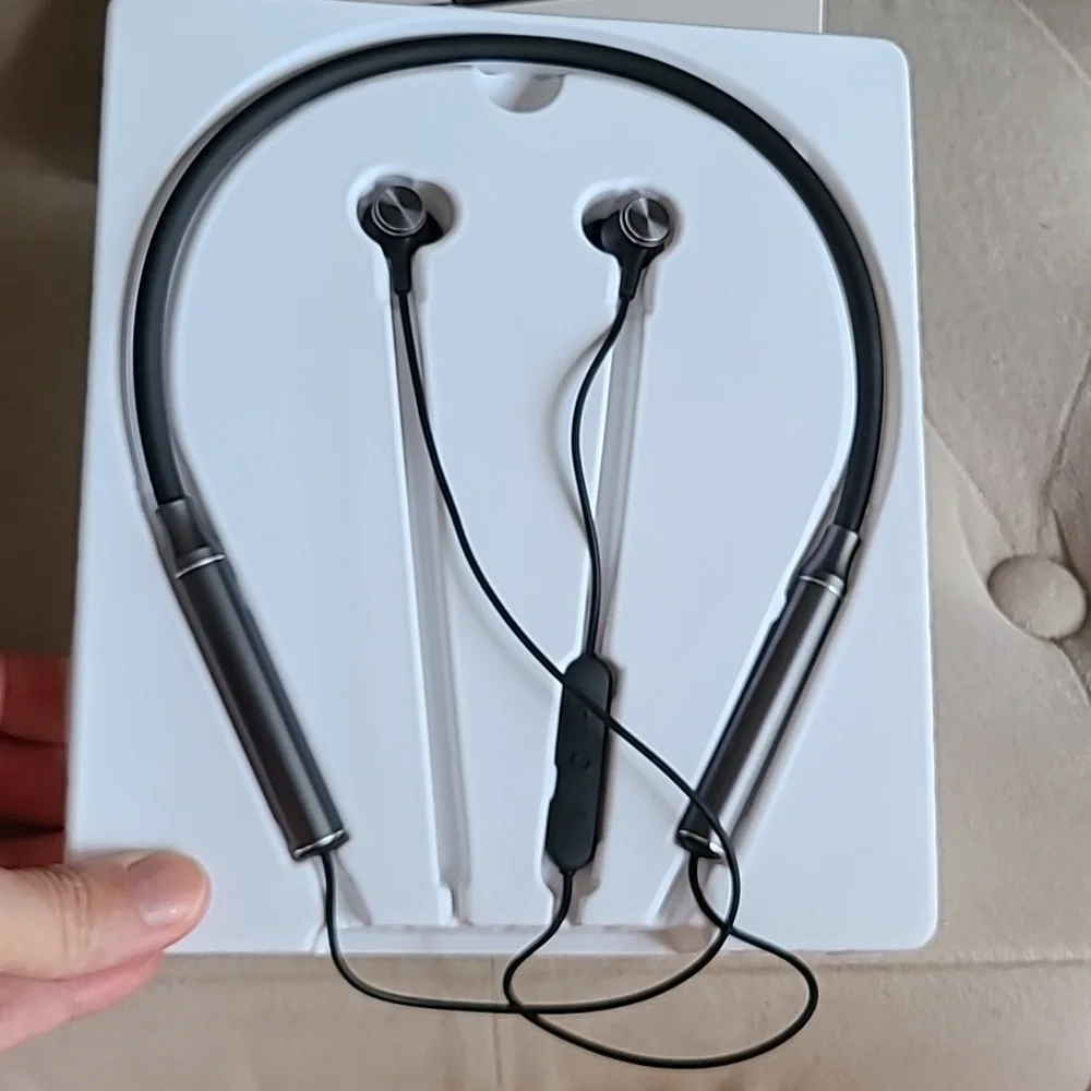 Wireless necklace earphone